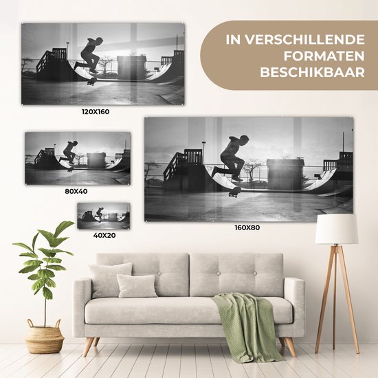 Peinture sur verre MuchoWow® - Un garçon fait une cascade avec son skateboard pendant le coucher du soleil - noir et blanc - 120x60 cm - Peintures sur verre acrylique - Photo sur Glas