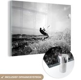 MuchoWow® Glasschilderij 30x20 cm - Schilderij acrylglas - Kitesurfend persoon - zwart wit - Foto op glas - Schilderijen