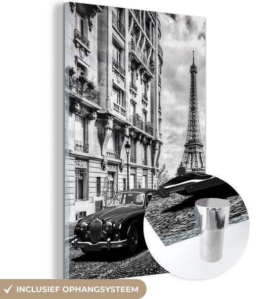 MuchoWow® Glasschilderij 100x150 cm - Schilderij acrylglas - Staande zwart-wit foto van de Eiffeltoren met een auto - zwart wit - Foto op glas - Schilderijen