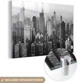 MuchoWow® Glasschilderij 120x80 cm - Schilderij acrylglas - Skyline van New York - zwart wit - Foto op glas - Schilderijen