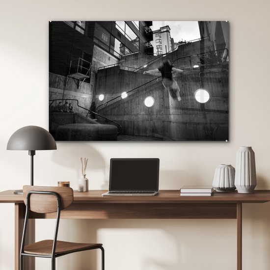 MuchoWow® Peinture sur verre 90x60 cm - Peinture sur verre acrylique - Un homme pratiquant le parkour - noir et blanc - Photo sur verre - Peintures