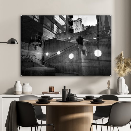 MuchoWow® Peinture sur verre 90x60 cm - Peinture sur verre acrylique - Un homme pratiquant le parkour - noir et blanc - Photo sur verre - Peintures