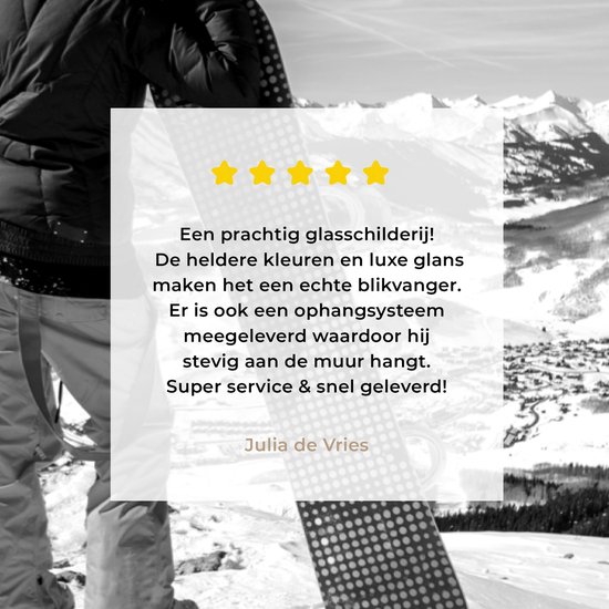 ® Glasschilderij 120x80 cm - Schilderij acrylglas - Een meisje met snowboard staat te kijken naar besneeuwde bergen - Foto op glas - Muurdecoratie woonkamer - Wanddecoratie slaapkamer - Schilderijen