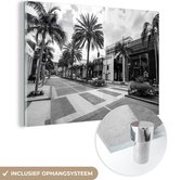 MuchoWow® Glasschilderij 60x40 cm - Schilderij acrylglas - Palmbomen in Rodeo Drive in Beverly Hills in de Verenigde Staten - zwart wit - Foto op glas - Schilderijen