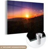 MuchoWow® Glasschilderij 90x60 cm - Schilderij acrylglas - Zonsondergang over bergen - Foto op glas - Schilderijen