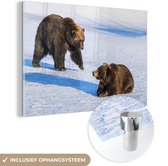 MuchoWow® Glasschilderij 120x80 cm - Schilderij acrylglas - Bruine beren in de sneeuw - Foto op glas - Schilderijen