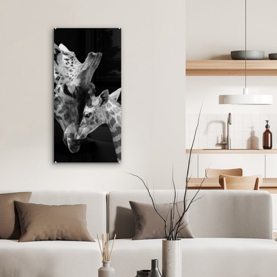 Glasschilderij - Foto op glas - Wilde dieren - Giraffe - Familie - Zwart - Wit - Acrylglas - 40x80 cm - Glasschilderij giraffe - Wanddecoratie dieren - Schilderij glas
