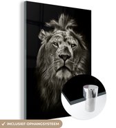 Glasschilderij leeuw - Dieren - Portret - Zwart - Schilderij glas - Glas met foto - Woonkamer - Slaapkamer decoratie - 60x80 cm - Wanddecoratie glas - Glasplaat - Glazen decoratie
