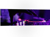 PVC Schuimplaat - Hand van DJ op DJ set met Neon Lichten - 120x40 cm Foto op PVC Schuimplaat (Met Ophangsysteem)