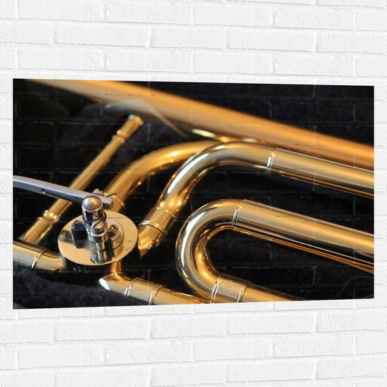 Muursticker - Gouden Details van Blaasinstrument - 105x70 cm Foto op Muursticker