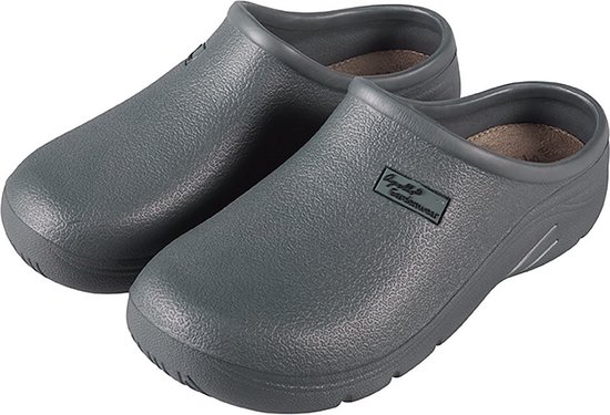 Grijze tuinklompen met een getextureerd oppervlak en een klein groen label met 'Gardenwear'.