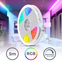 Een rol met een 5 meter lange, RGB LED-strip die veelkleurige verlichting toont.