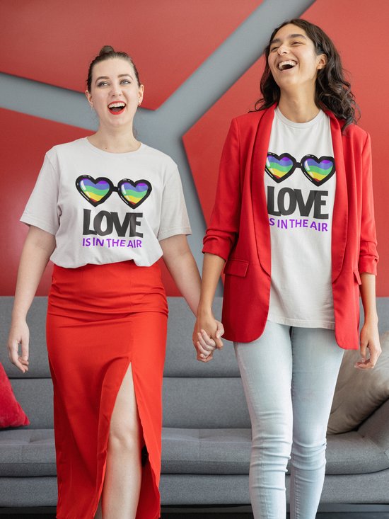 Chemise - L'amour est dans l'air - Wurban Wear | Chemise drôle | Pride | T-shirt unisexe | Drapeau de Pride | Drapeau arc-en-ciel | LGBTQ | Maquillage | Gay | Amour | Blanc