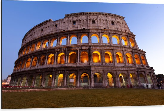 WallClassics - Dibond - Verlicht Colosseum in Rome in de Avond - 105x70 cm Foto op Aluminium (Wanddecoratie van metaal)