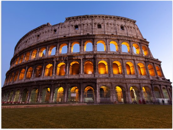WallClassics - Poster (Mat) - Verlicht Colosseum in Rome in de Avond - 40x30 cm Foto op Posterpapier met een Matte look