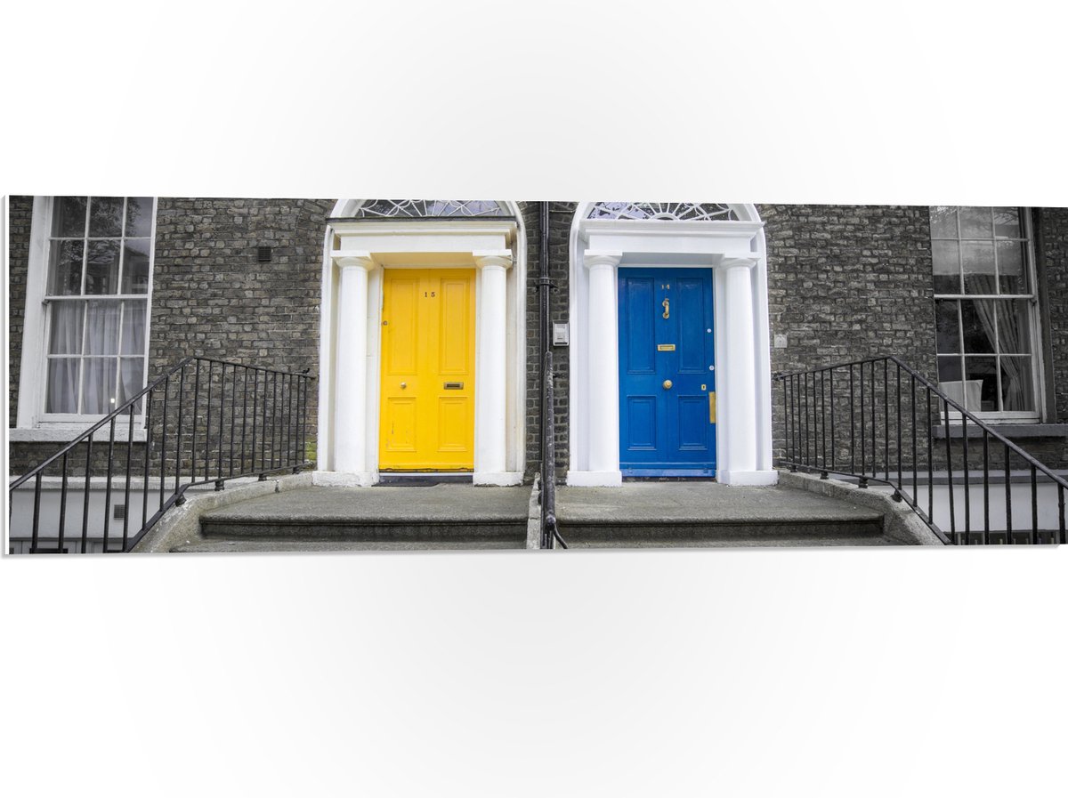 PVC Schuimplaat - Gebouw met Gele en Blauwe Voordeuren - 90x30 cm Foto op PVC Schuimplaat 