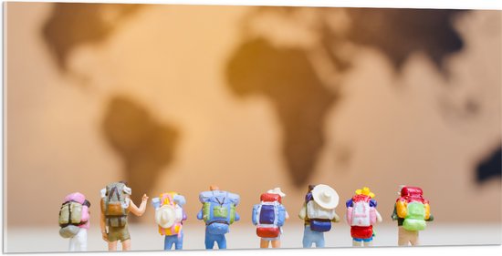 Acrylglas - Groepje Miniatuurpoppetjes kijkend naar Wereldkaart - 100x50 cm Foto op Acrylglas (Met Ophangsysteem)