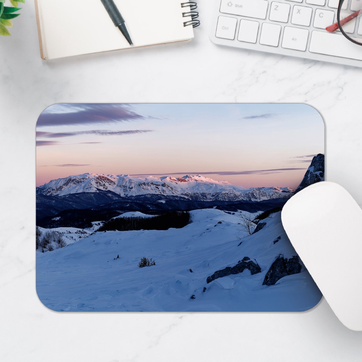 Muismat - Bergen bedekt door Laag Sneeuw - 25x18 cm - 2 mm Dik - Muismat van Vinyl
