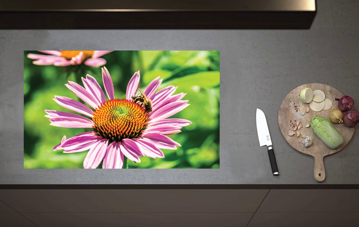 Inductieplaat Beschermer - Bij op Midden van Roze Smalle Bloem - 80x52 cm - 2 mm Dik - Inductie Beschermer van Vinyl