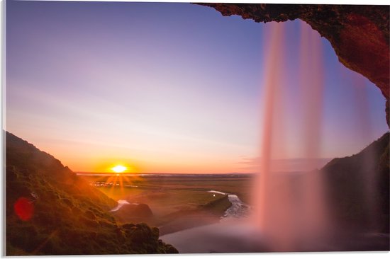Acrylglas - Achter een Waterval in het Natuur Landschap van IJsland - 60x40 cm Foto op Acrylglas (Met Ophangsysteem)