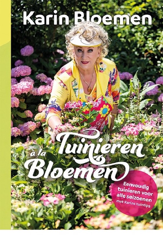 Karin Bloemen draagt een gele jas met bloemenprint en tuiniert tussen de hortensia's, met op de achtergrond de titel "Tuinieren à la Bloemen".