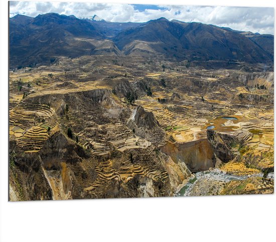 WallClassics - Dibond - Uitzicht over Bergen in Peru - 100x75 cm Foto op Aluminium (Wanddecoratie van metaal)