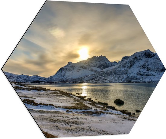 Dibond Hexagon - Landschap bedekt door Sneeuw tijdens Zonsondergang - 80x69.6 cm Foto op Hexagon (Met Ophangsysteem)