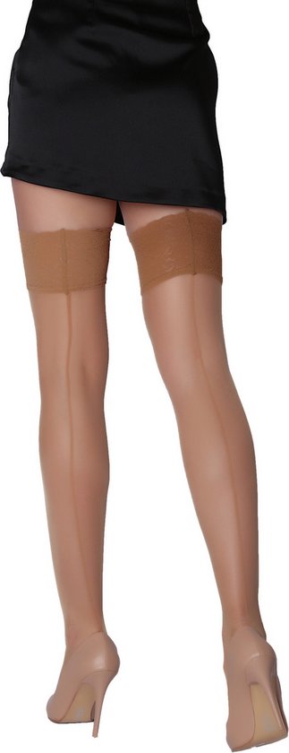 Nude stay-ups met naad aan de achterkant, gedragen met nude pumps.