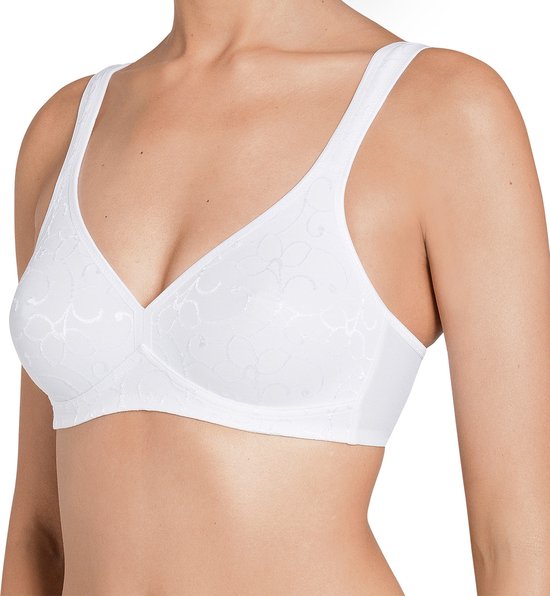 Witte Triumph Elegant Cotton N beha gedragen door een model, toont de pasvorm aan de voorzijde.