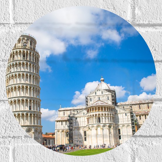 WallClassics - Muursticker Cirkel - Toeristische Toren van Pisa in Italië - 30x30 cm Foto op Muursticker