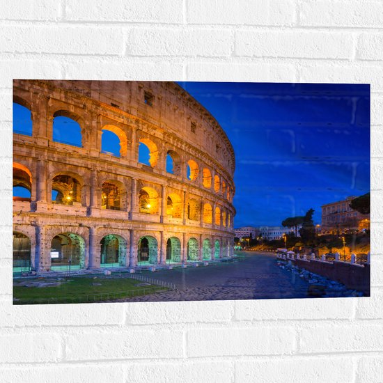 WallClassics - Muursticker - Voetpad langs Colloseum van Rome in de Avond - 75x50 cm Foto op Muursticker