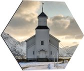 Dibond Hexagon - Gimsoy Kerk in Noorwegen tijdens Zachte Winterdag - 50x43.5 cm Foto op Hexagon (Met Ophangsysteem)