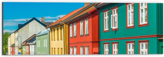 Dibond - Gekleurde Houten Huisjes in Straatje in Oslo, Noorwegen - 60x20 cm Foto op Aluminium (Met Ophangsysteem)