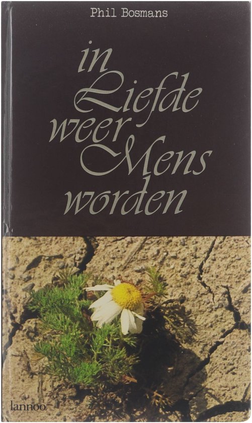 Boek 'in Liefde weer Mens worden' met op de voorkant een bruine achtergrond en in het midden een droog, gebarsten stuk aarde met daarop een plantje met een witte bloem. Lannoo.