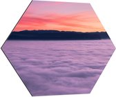 Dibond Hexagon - Foto Boven de Wolken met Oranje Lucht - 80x69.6 cm Foto op Hexagon (Met Ophangsysteem)