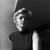 Tuinposter - Filmsterren / Retro - Marylin Monroe in wit / grijs / zwart - 80 x 80 cm.