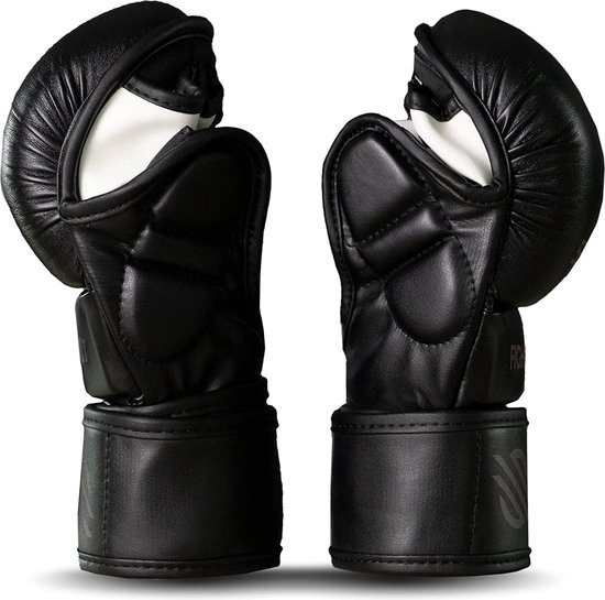 Zij-aanzicht van zwarte Sanabul MMA-handschoenen met witte voering.