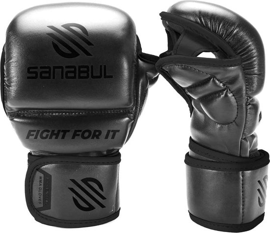 Zwarte Sanabul MMA-handschoenen, één opengewerkt.