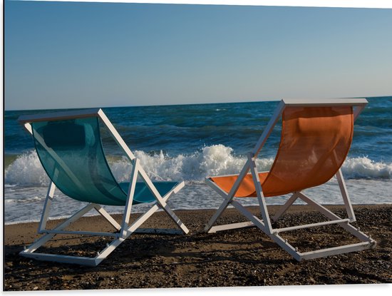 Dibond - Blauw en Oranje Kuipstoeltje op het Strand aan de Kust - 80x60 cm Foto op Aluminium (Met Ophangsysteem)