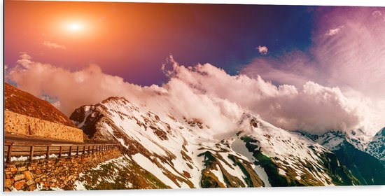 Dibond - Bergtoppen in Dicht Wit Wolkenveld bij Zonsondergang - 100x50 cm Foto op Aluminium (Wanddecoratie van metaal)