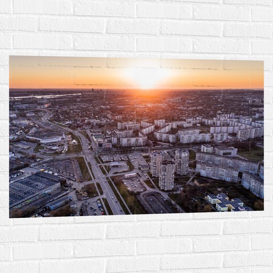 Muursticker - Bovenaanzicht van Stad met Zonsondergang - 105x70 cm Foto op Muursticker