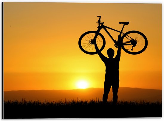 WallClassics - Dibond - Silhouet van Man met Fiets bove Hoofd bij Feloranje Zonsondergang - 40x30 cm Foto op Aluminium (Met Ophangsysteem)