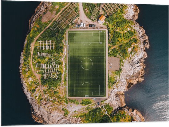 Vlag - Bovenaanzicht van het Henningsvaer Voetbal Stadion in Noorwegen - 100x75 cm Foto op Polyester Vlag