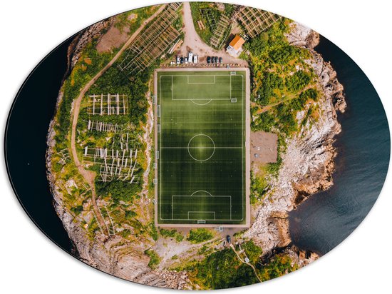 Dibond Ovaal - Bovenaanzicht van het Henningsvaer Voetbal Stadion in Noorwegen - 56x42 cm Foto op Ovaal (Met Ophangsysteem)