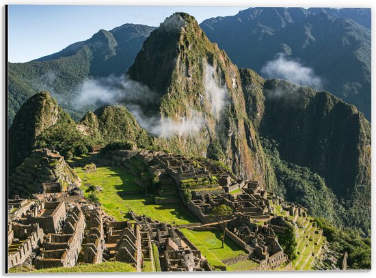 WallClassics - Dibond - Uitzicht over Dorpje Machu Picchu in Peru - 40x30 cm Foto op Aluminium (Wanddecoratie van metaal)