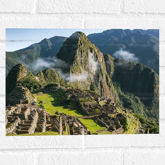 WallClassics - Muursticker - Uitzicht over Dorpje Machu Picchu in Peru - 40x30 cm Foto op Muursticker