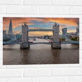 Muursticker - Vooraanzicht van de Tower Bridge in Londen tijdens Zonsondergang - 60x40 cm Foto op Muursticker