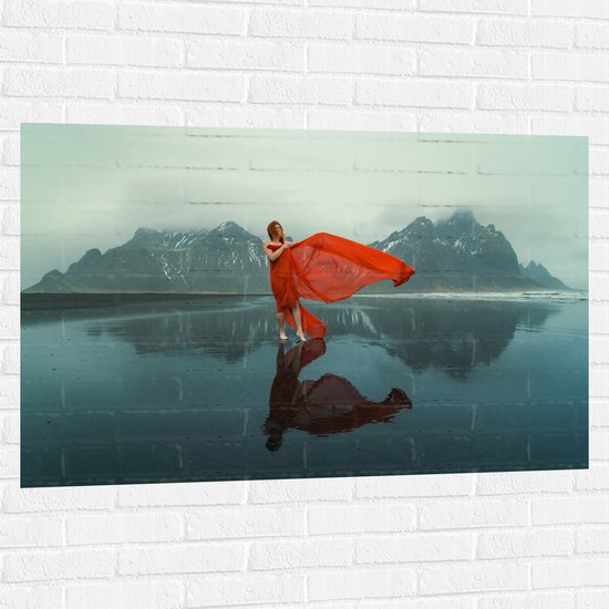 Muursticker - Vrouw in Sierlijk Rode Jurk Dansend op het IJs in Berglandschap - 120x80 cm Foto op Muursticker