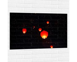Muursticker - Brandende Lampionnen Vliegend naar Sterrenhemel - 105x70 cm Foto op Muursticker