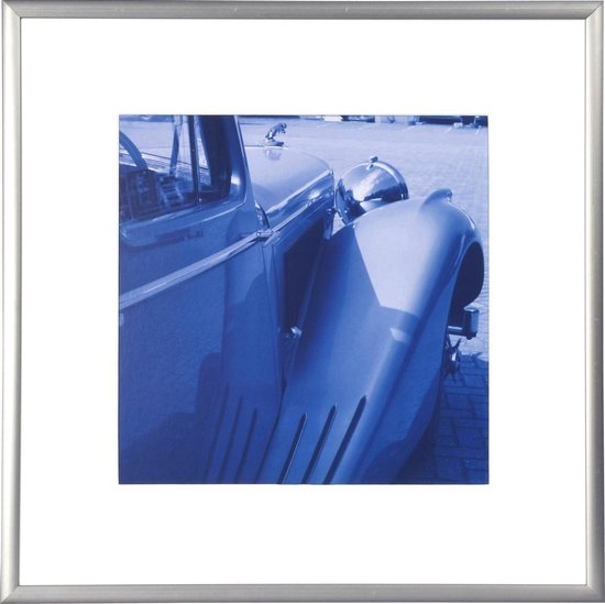 Un cadre photo argenté avec une photo d'une voiture ancienne bleue.